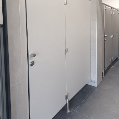 SANITÁRNÍ KABINKY A PŘÍČKY