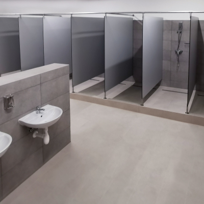 SANITÁRNÍ KABINKY A PŘÍČKY